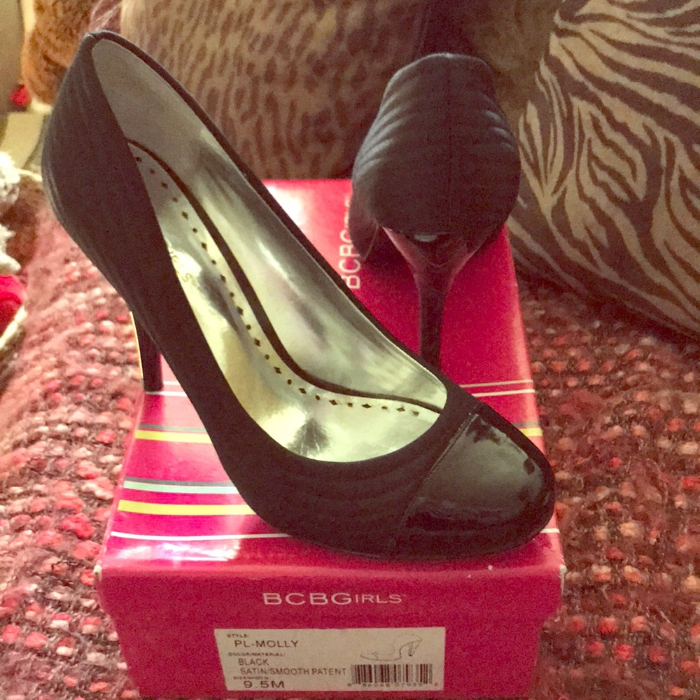 BCBG black Satin Patent pumps 9.5 NIB